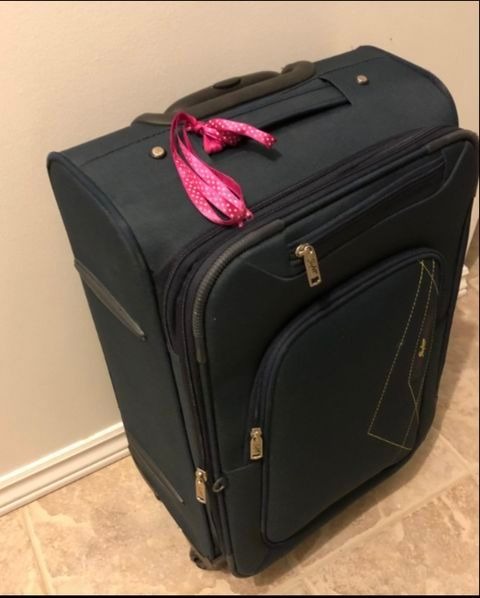 Airport Insider Explains Why Tying a Ribbon on Your Luggage Is a Bad Idea